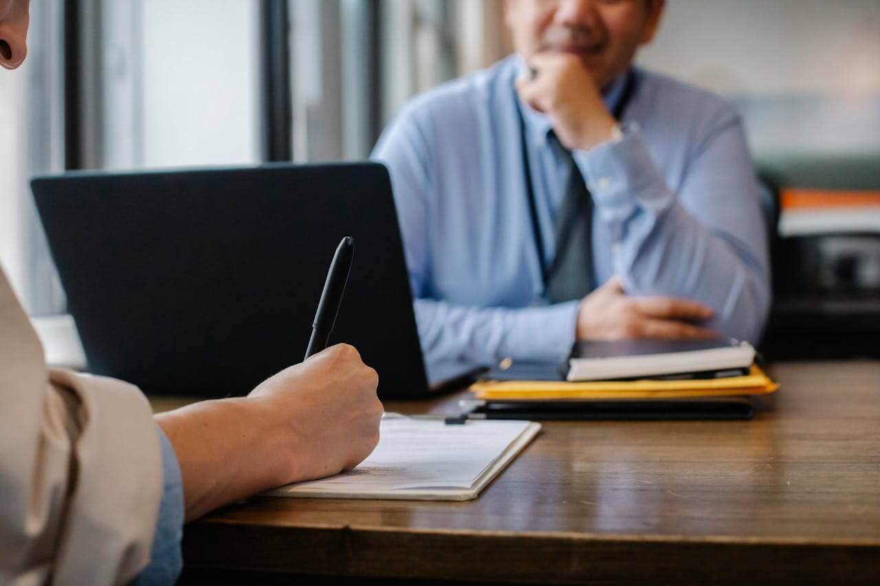 Pessoas firmando um processo de admissão.